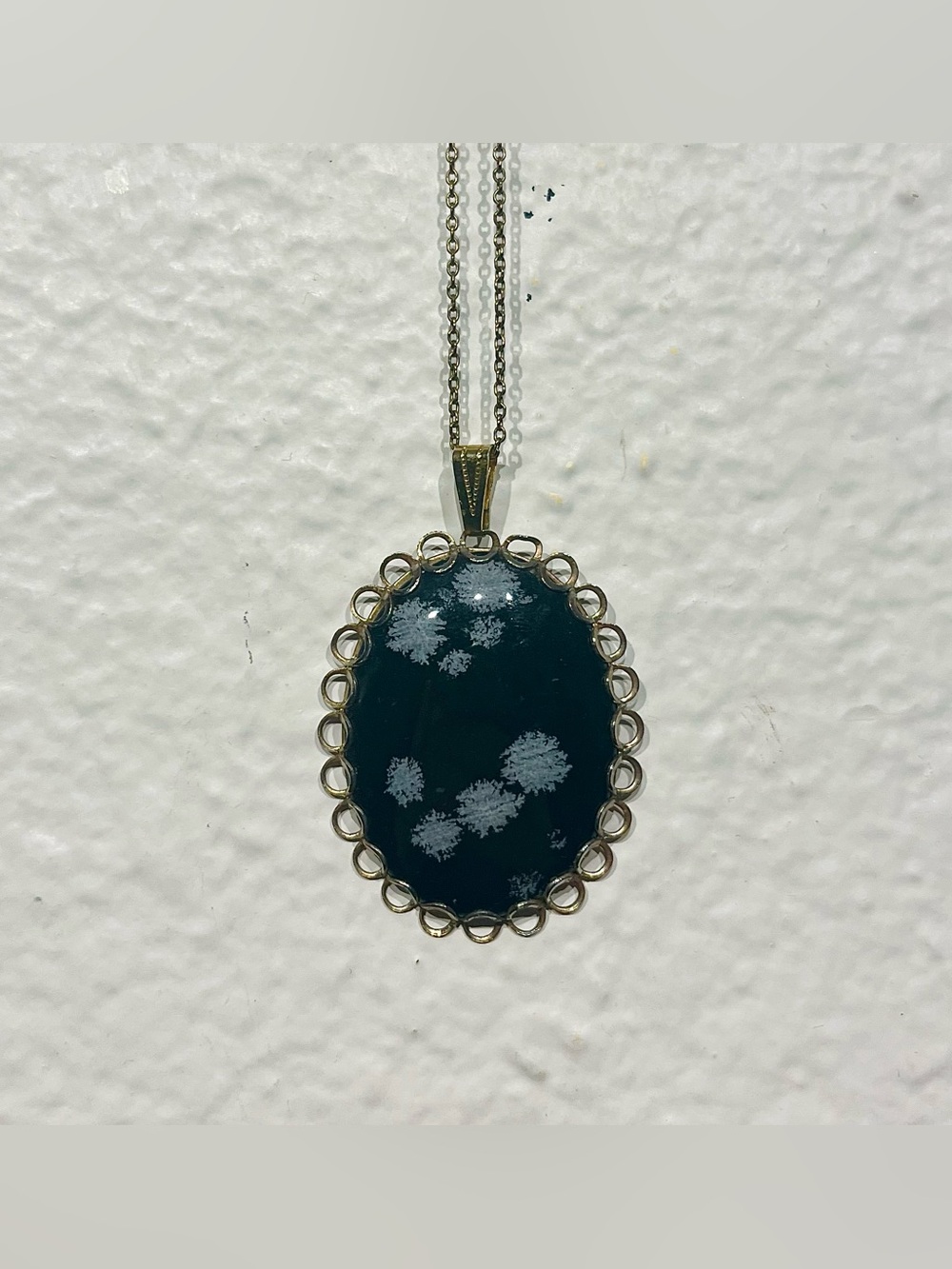 Vintage Gold Scalloped Snowflake Obsidian Pendant Necklace